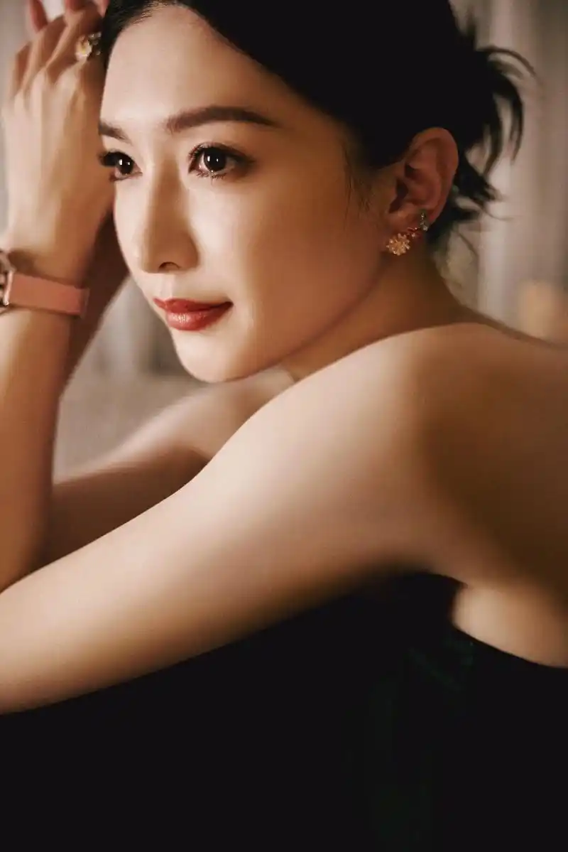 江疏影的一组美照曝光,她盘发搭配黑色抹胸裙,肩颈线优越吸睛, - 抖音
