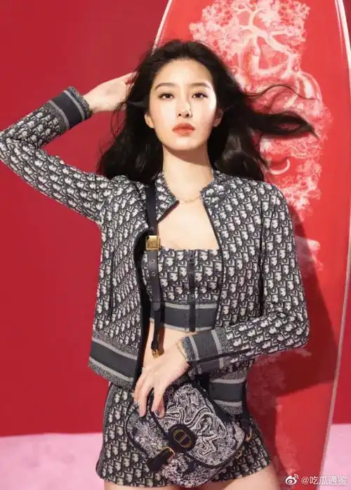 杨采钰晒巴掌腰##杨采钰露脐大片#6月28日,杨采钰露脐装大片曝光