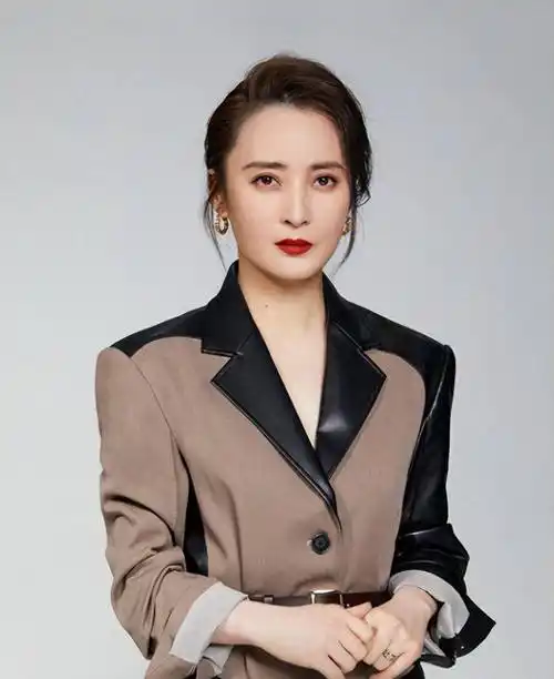 面对大家的疑惑,蒋勤勤一脸震惊:谁规定不结婚不生娃,只挣钱才配叫做