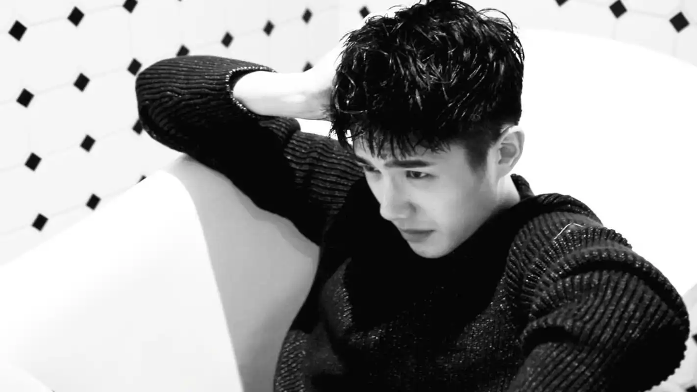 刘昊然帅气养眼居家写真桌面壁纸高清大图预览1920x1200_大陆明星下载