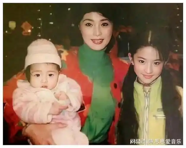 刘亦菲与表姐合照,一家人的颜值真的绝了,令人惊艳!