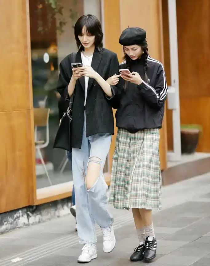 春季街拍,上海小姐姐穿搭状态真的好,简约舒服时髦