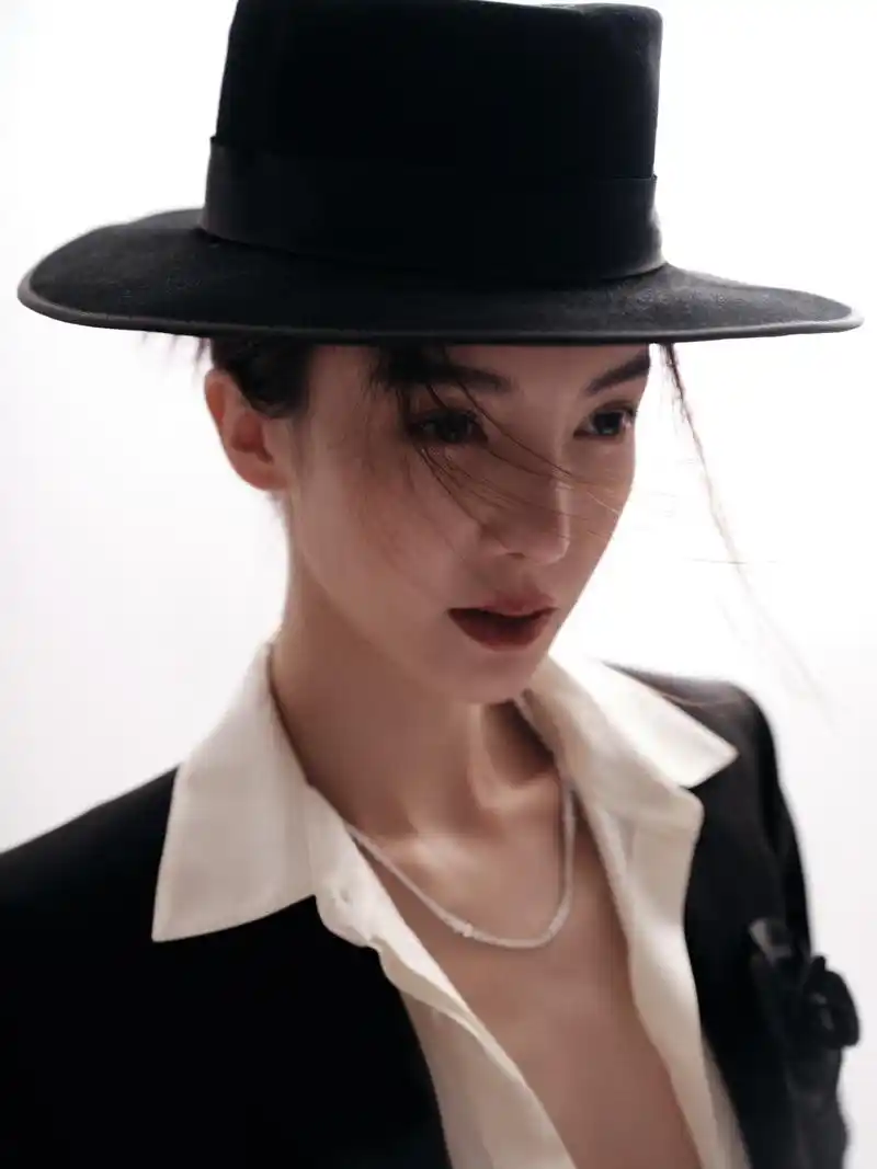 金晨西装造型穿搭写真,又美又飒!