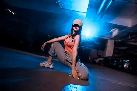 爵士舞白天跳爵士舞的美女车库舞蹈动作摄影图配图