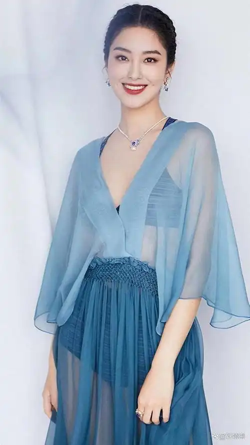 杨采钰,一位独具魅力的女性,她的半透明网纱裙穿搭,无疑成为了时尚圈