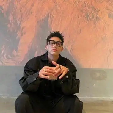 成熟的男人头像稳重 适合男人的头像内涵霸气