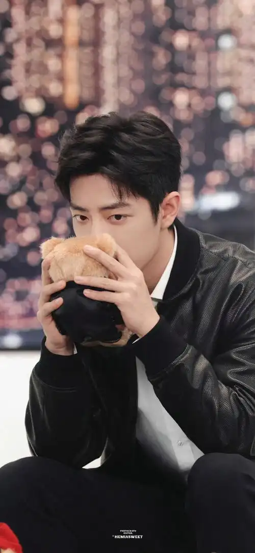 感爆棚的黑色皮衣战帅气又可爱,对镜挑眉,笑容治愈,比小熊还香的肖战