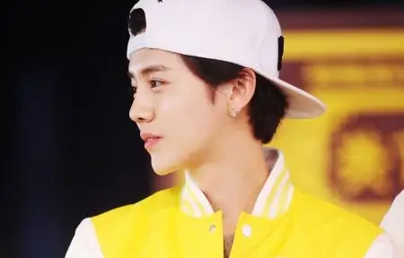 鹿晗戴帽子的帅气图片