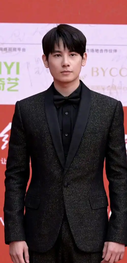 胡先煦 发腮##北京电影节男明星怼脸图##胡先煦回应发腮