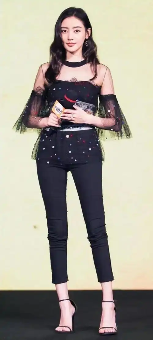 而身材对于女明星来说,身高有点劣势,所以张天爱懂得自己的短处,出席