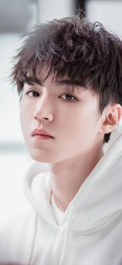 【壁纸】他来了,他带着他珍藏的王俊凯来了!