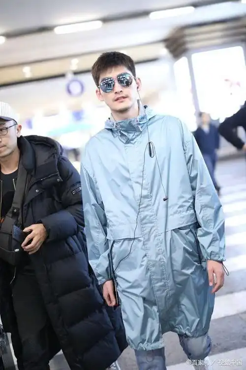 帅气小生张翰,短发配胡茬更是显得他成熟又有魅力,举手投足间man力