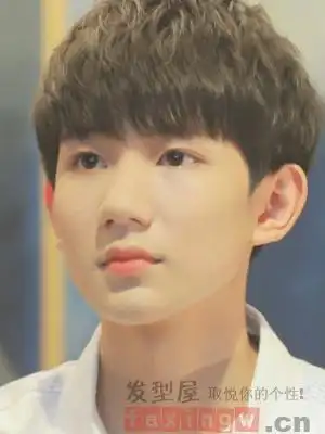 王源的齐刘海短发俊秀少年style凸显
