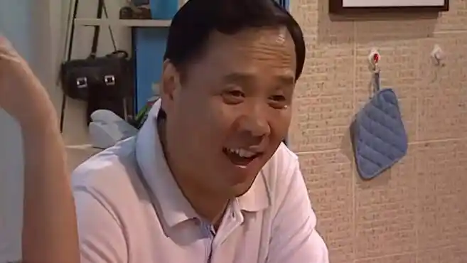 家有儿女:戴明明在家办聚会,把老爸给轰出去了,这是亲女儿!