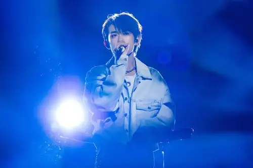 易烊千玺12.22"玊尔"演唱会 - 堆糖,美图壁纸兴趣社区