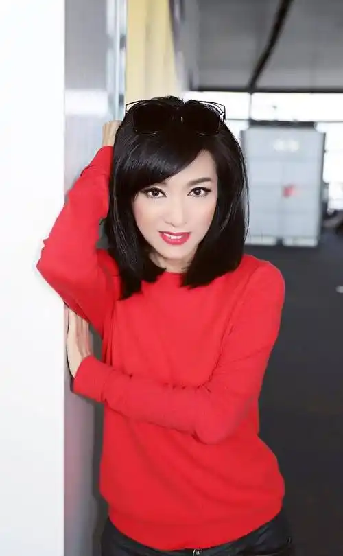 64岁米雪近照曝光!红衣皮裤大红唇,保养不输刘晓庆赵雅芝