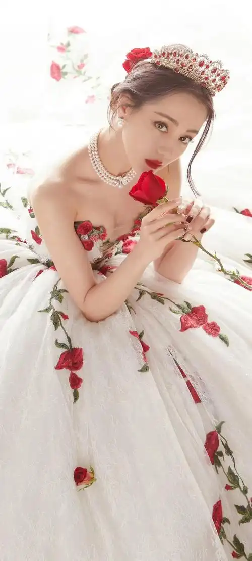 迪丽热巴白裙红玫瑰_网易订阅