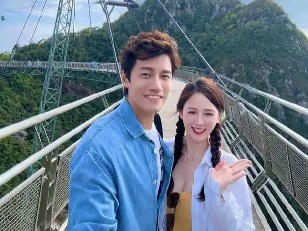 陈乔恩和老公重游定情地穿情侣装尽显恩爱甜蜜幸福洋溢似少女