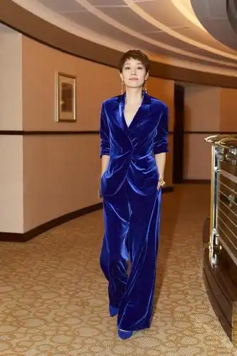 马伊琍把西装穿出新高度搭低领背心气质优雅44岁美出第二春