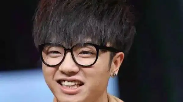 华晨宇出道前照片和现在反差大,与张杰从土变洋不同,他以前更帅