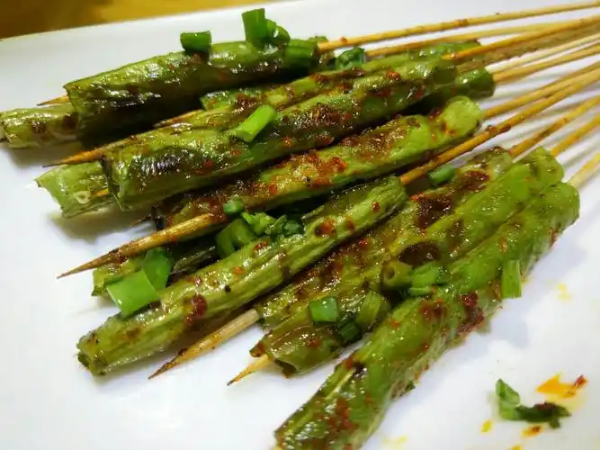 这一手烤豆角能极好的中和前面吃下去肉的油腻,清爽香辣,净化口腔