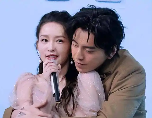 "笨蛋美人"李沁:与杨洋十指紧扣,遭王大陆魏大勋揩油却不反抗_节目