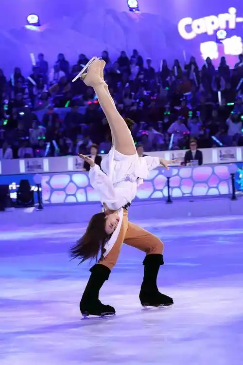 分手多年,黄晓明结婚又分手,李菲儿35岁仍单身,一心拼事业_节目_工作