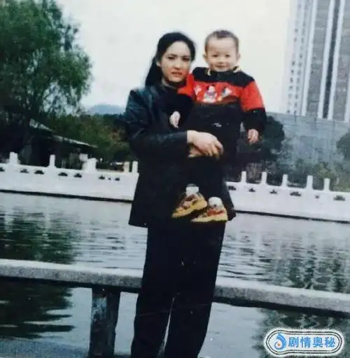 看看许凯妈妈年轻时的旧照,就知道许凯为何能长这么帅了