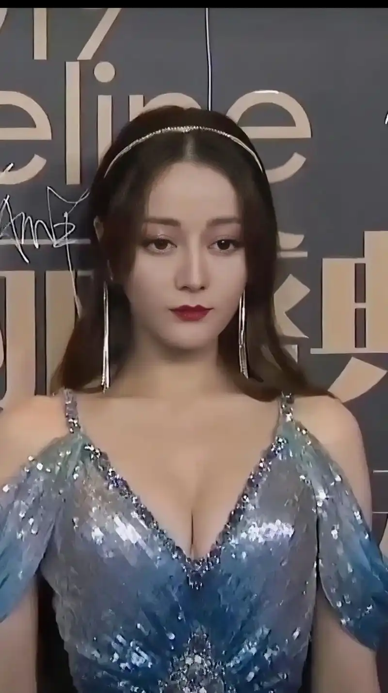 31岁的#迪丽热巴 参加活动时,展现了完美身材,令人惊艳不已 - 抖音
