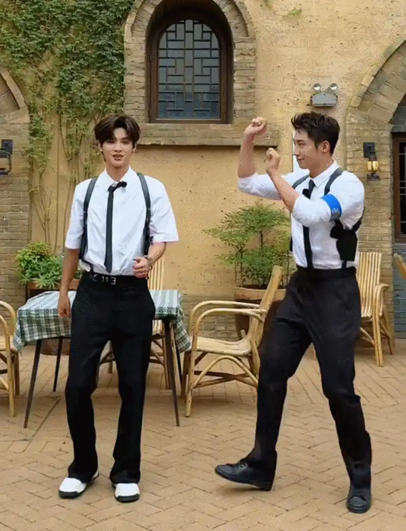 黄景瑜一个身高187cm,体重160斤以上的东北爷们,居然陪着黄明昊跳起了