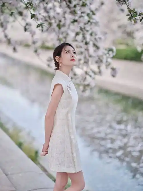 陈钰琪白色连衣裙性感美腿写真_评论_看法_光泽