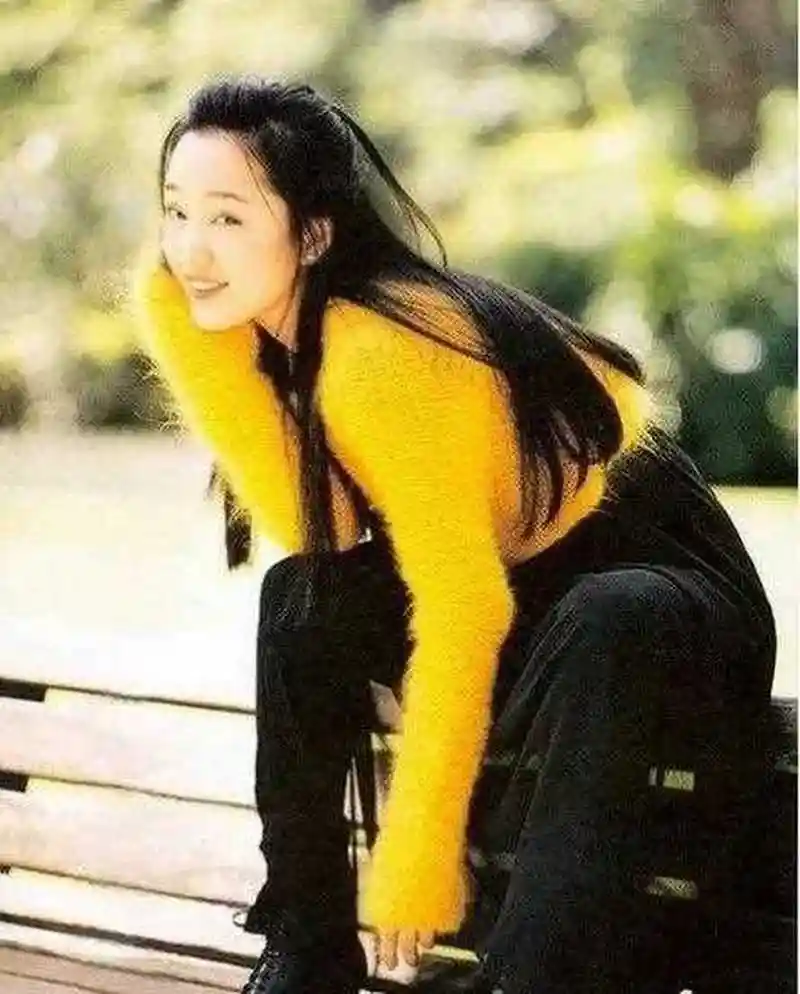 杨钰莹穿着明黄色外套同框毛宁旧照,两个人也是90年代歌星中的最佳