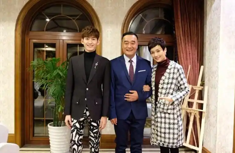 张翰妈妈分享最新动态满脸胶原蛋白说是姐弟也不过分撒娇的女人命好