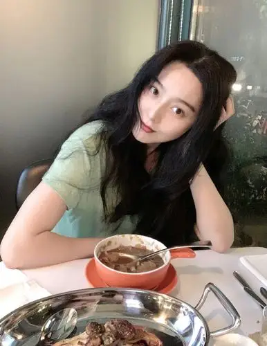 简介:范冰冰夏日甜美歪头杀图片,分享一组范冰冰图片给大家,图中的