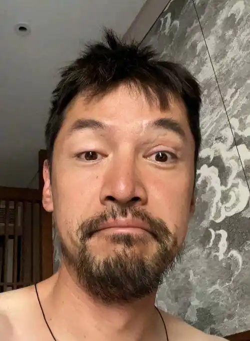 胡歌晒自拍照,他面带微笑显得自信而从容胡渣清晰可见,为他的成熟与