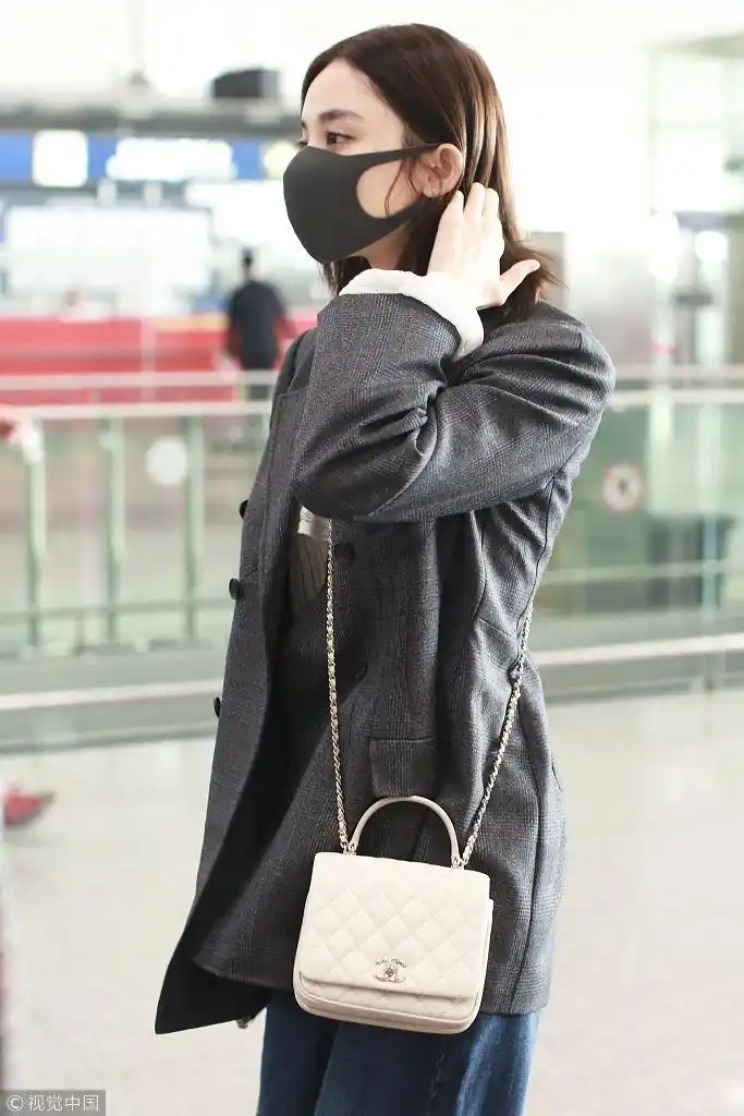 日前,古力娜扎口罩遮面,低调现身北京首都机场,飞往上海赶行程活动.