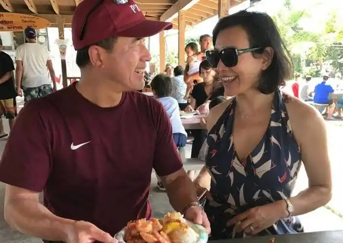 61岁陈冲罕晒全家福!老公西装绅士儒雅,俩女儿裙装貌美如花