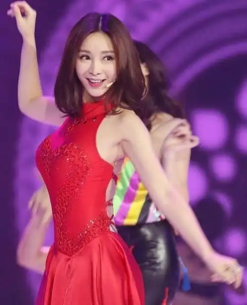 43岁还未结婚的"宅男女神"柳岩,到底是好牌打烂,还是烂牌打好?