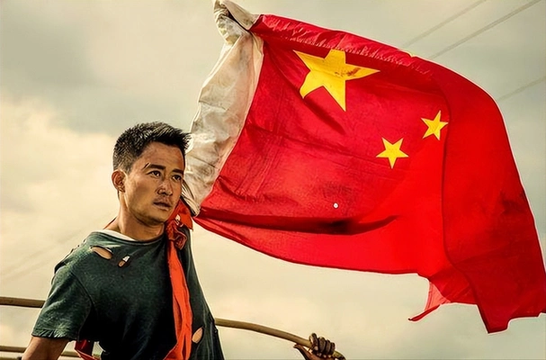 娱乐圈知名导演,演员吴京在个人账号上分享了一张自己穿军装的照片