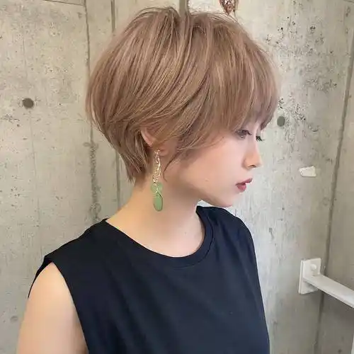 原创最具人气的女士短发蓬松瘦脸层次感满满剪完显小10岁