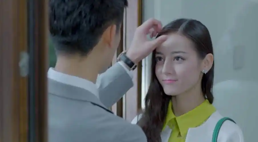 逆光之恋:迪丽热巴和老公一起看新家,心情十分美丽,撒狗粮了!