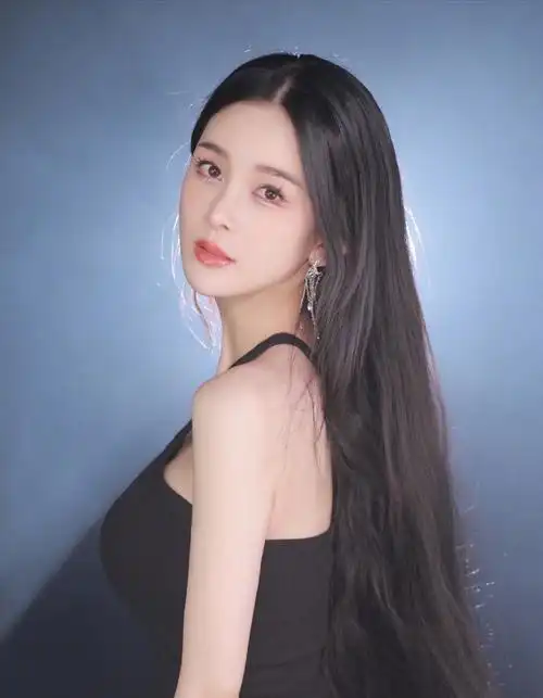 赵韩樱子好像变样了穿裸色薄纱裙也更温柔了看着好清纯