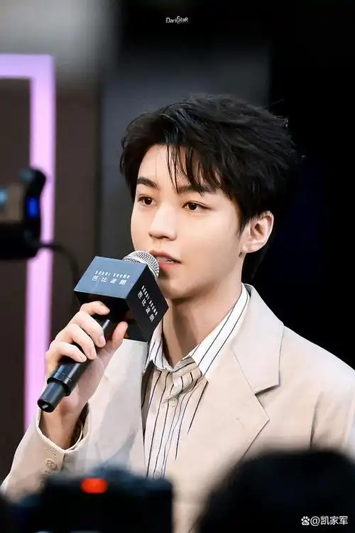 三七偏分的发型,略微厚重的眉毛,还有愈加宽厚的肩膀,都带来成熟男人