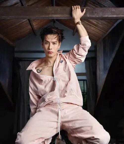 王嘉尔:仗剑走天涯的毛头小子,已经完全蜕变!简直帅到犯规