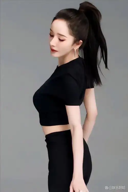 杨幂解锁纯黑色造型细腰秀马甲线魔鬼般的身材让人移不开眼