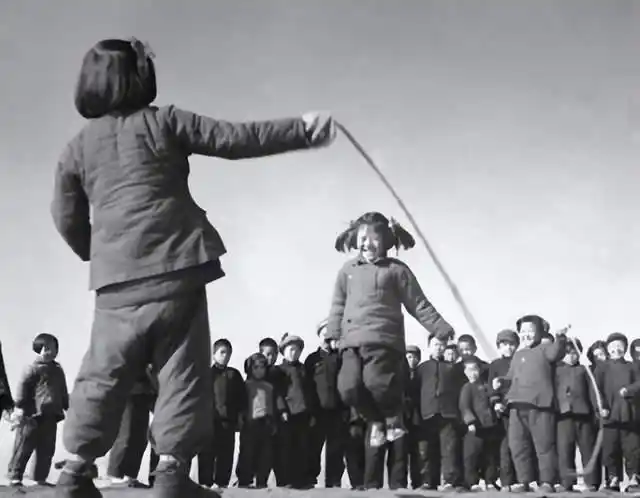 童年的美好却留存在记忆的痕迹里.我们的童年时光很