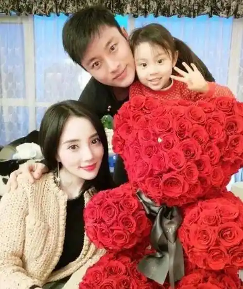 赵丽颖冯绍峰分手后首度同框带娃,一家三口聚餐后同车离开好温馨_董璇