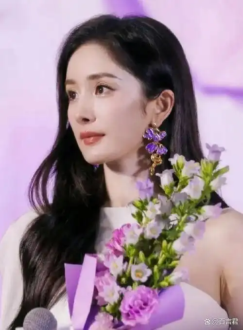 37岁杨幂遭千人围观!肤白大长腿现神颜,网友:比照片好看万倍!