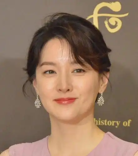 李英爱,女人味十足 近照消瘦不少了