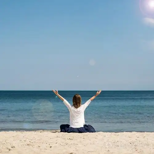 在海边沉思的女人